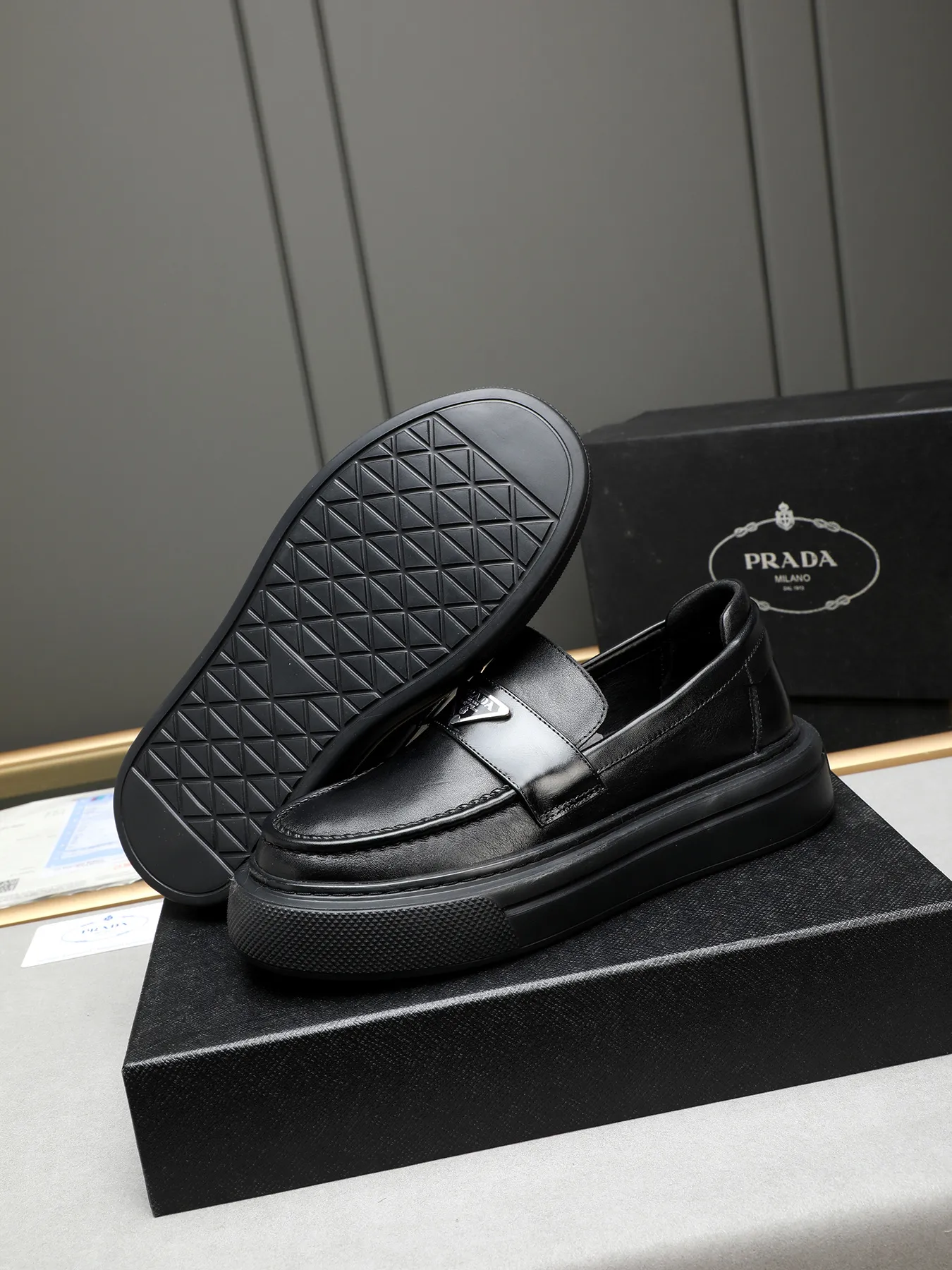 Men's Men's Shoes 💰500 Prada/Prada Men's new casual shoes, this upper is made of imported calfskin + sheep lining! The outsole is made of non-slip foam outsole, which feels good on your feet and is a fashionable and stylish item!  Size: 38-44 (45 customized)